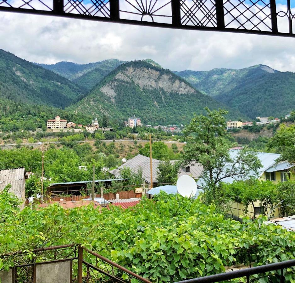 Achela'S Guesthouse Borjomi Exteriör bild