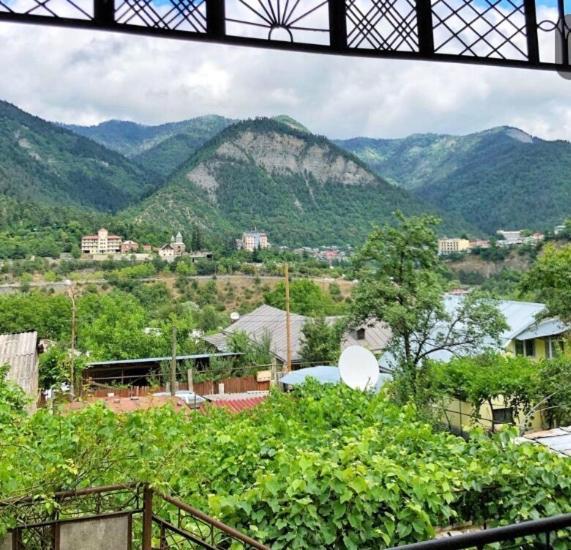 Achela'S Guesthouse Borjomi Exteriör bild